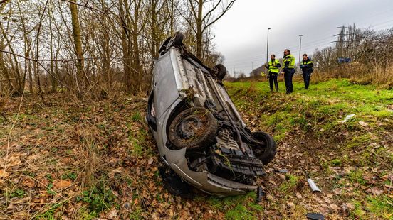 Auto op de kop in berm, gewonde naar ziekenhuis