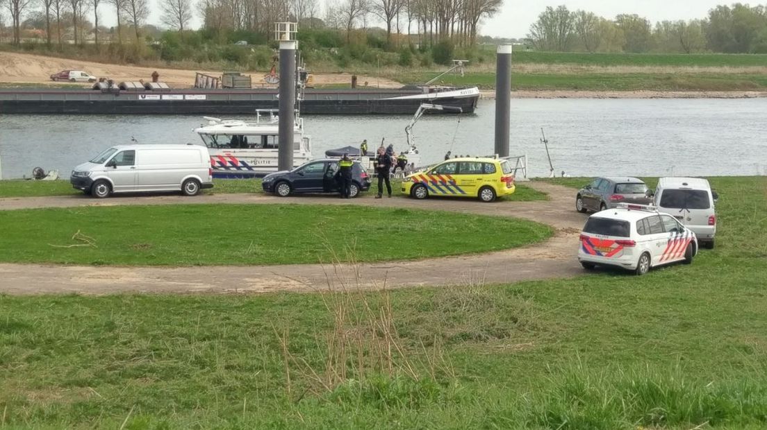 In het Pannerdensch kanaal bij Pannerden (gemeente Lingewaard) is woensdagochtend een lichaam gevonden. Dat meldt de politie.
