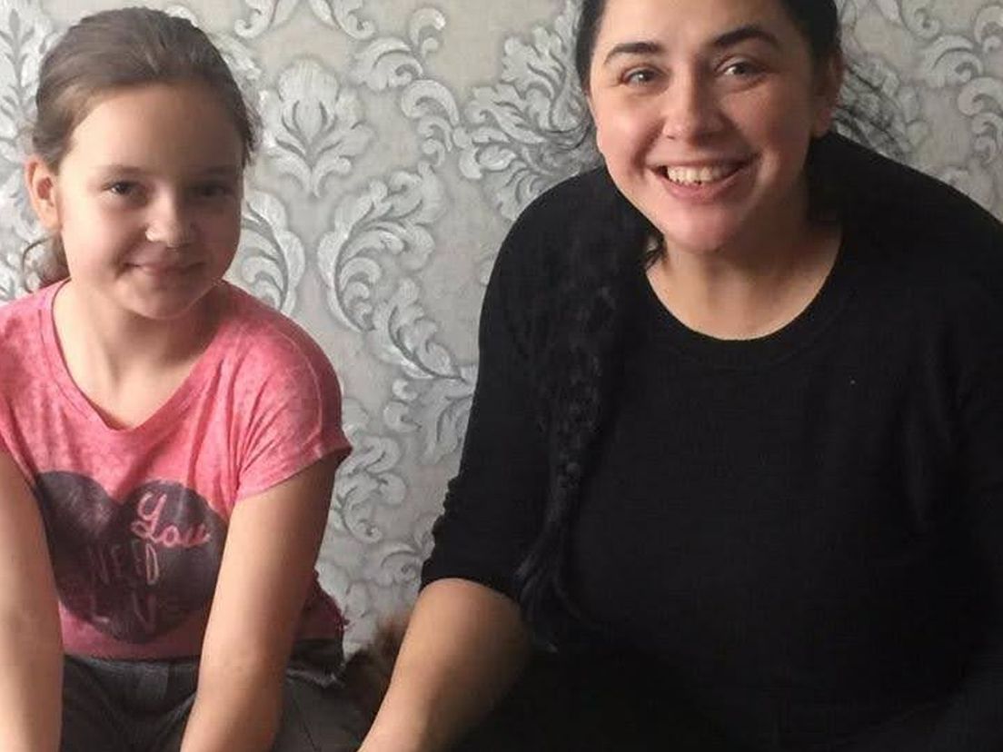 Weduwe Julia en haar dochter Masha (7) krijgen een kachel