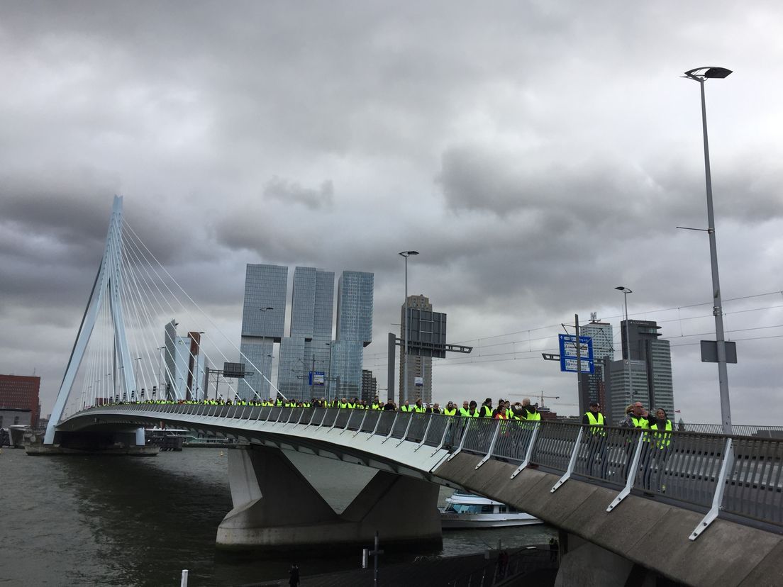 De gele-hesjes-betogers lopen over de Erasmusbrug in Rotterdam