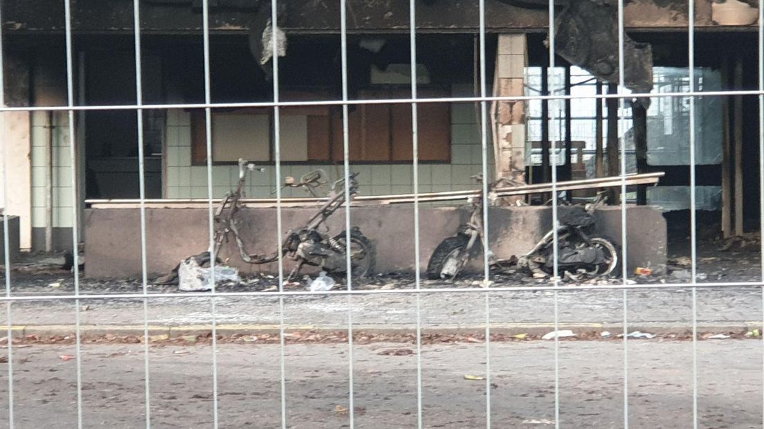 Woningstichting Vivare gaat onderzoek doen naar de veiligheid van de flat aan het Gelderseplein in Arnhem, waar in de nacht van dinsdag op woensdag brand woedde. Bij de brand, die vermoedelijk door vuurwerk ontstond, kwamen een vader (39) en zijn zoontje (4) om het leven.
