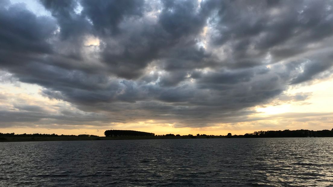 Donkere wolken boven het Veerse Meer