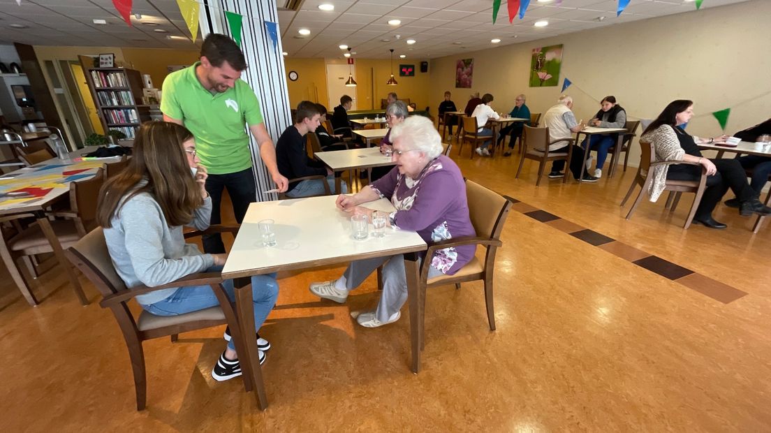 Ouderen en jongeren gaan met elkaar in gesprek in De Meerpaal in Veendam