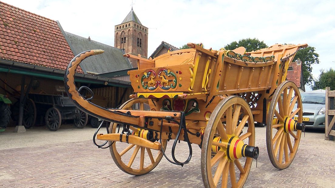 Deze mooi versierde wagens werden gebruikt voor plezier of officiele ritten en niet voor op het land.