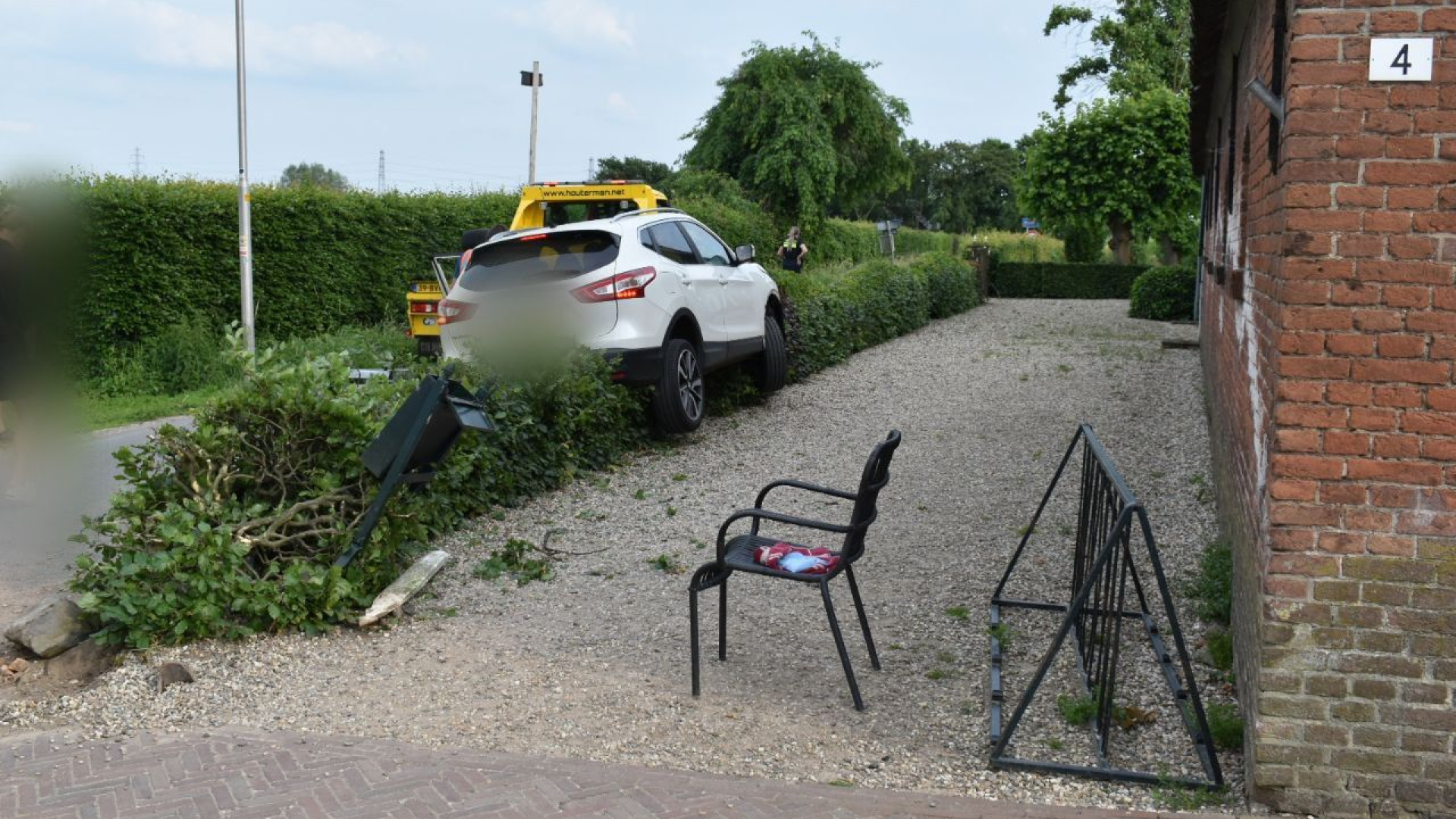 Auto op heg, vrouw op haar na gemist