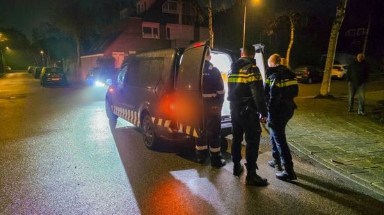 Ruit buurman vernield door illegaal vuurwerk, politie valt huis binnen