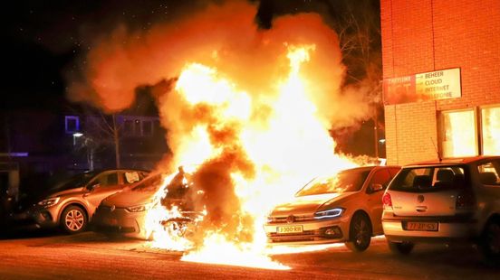 Drie auto's opgebrand • automobilist schept scooter