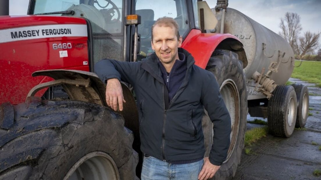 Boer Floor de Jong bij zijn tractor