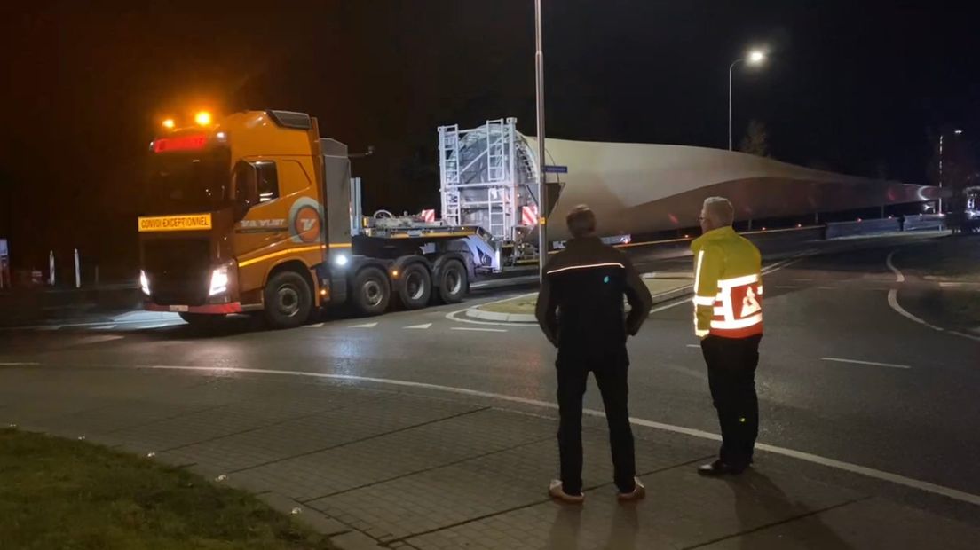 De wieken van de windmolens komen aan in Nieuwleusen