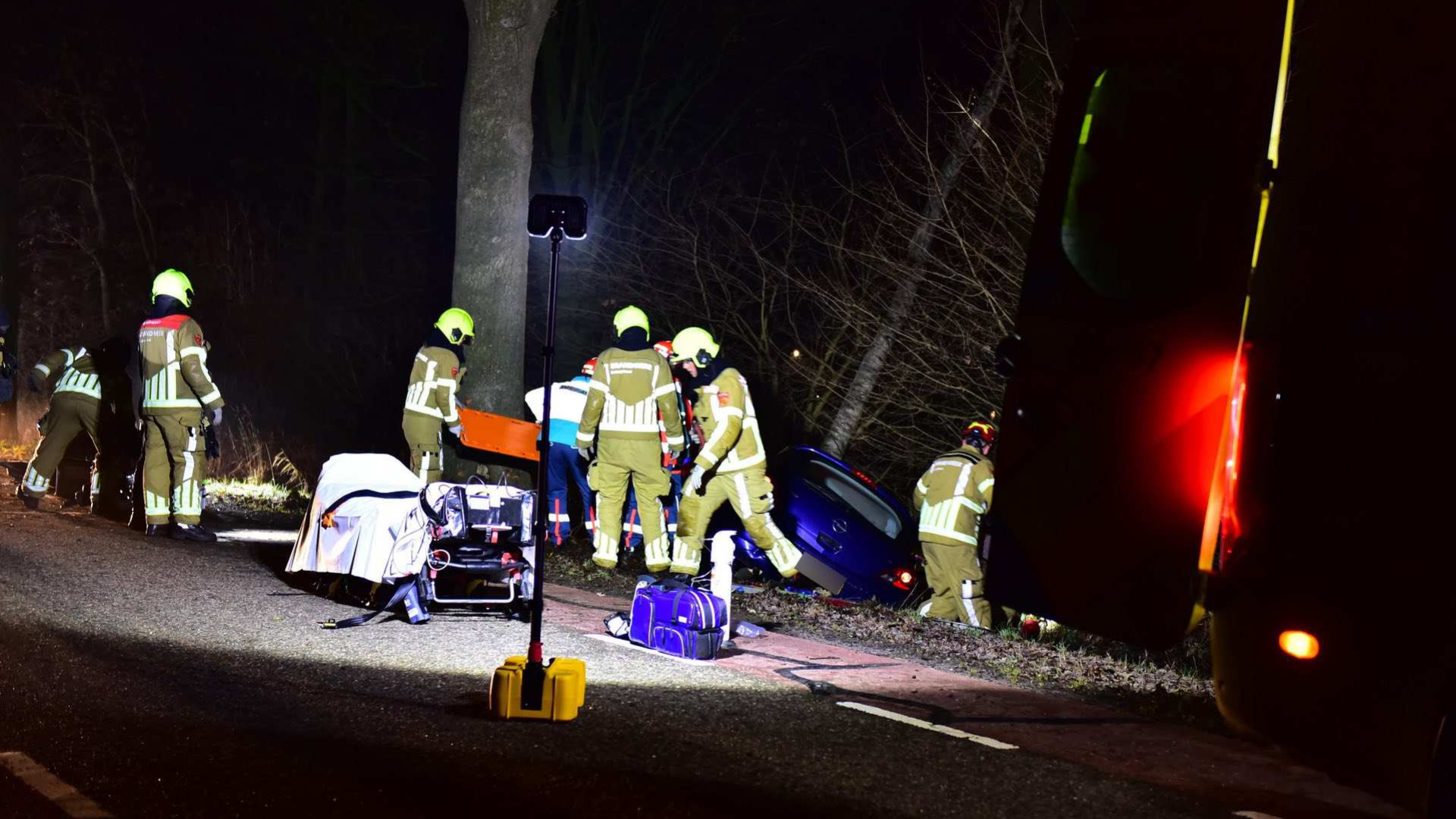 Automobiliste gewond na botsing tegen boom in Uddel.