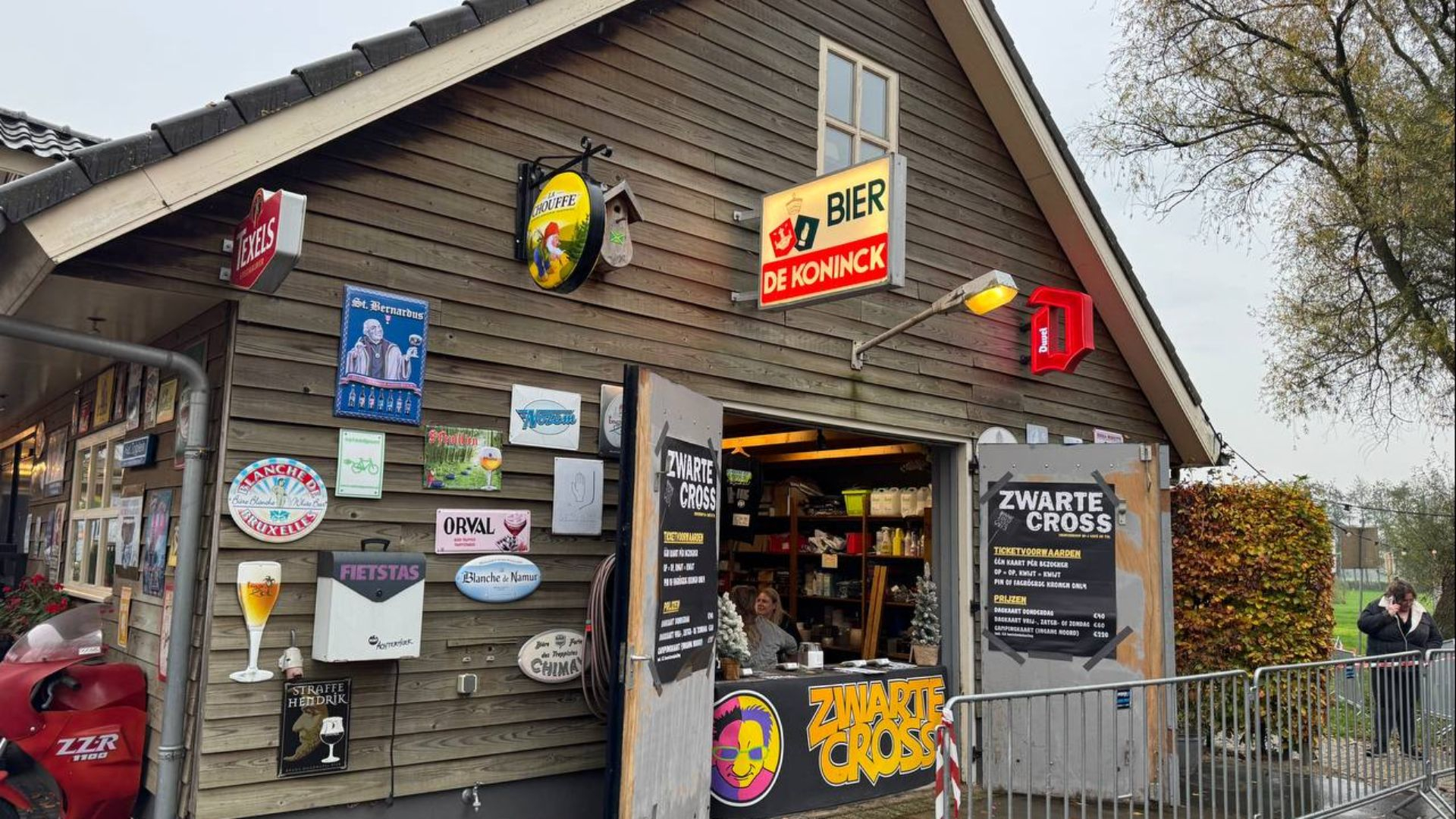 Niet online, maar in het café: Zwarte Cross verrast met kaartverkoop