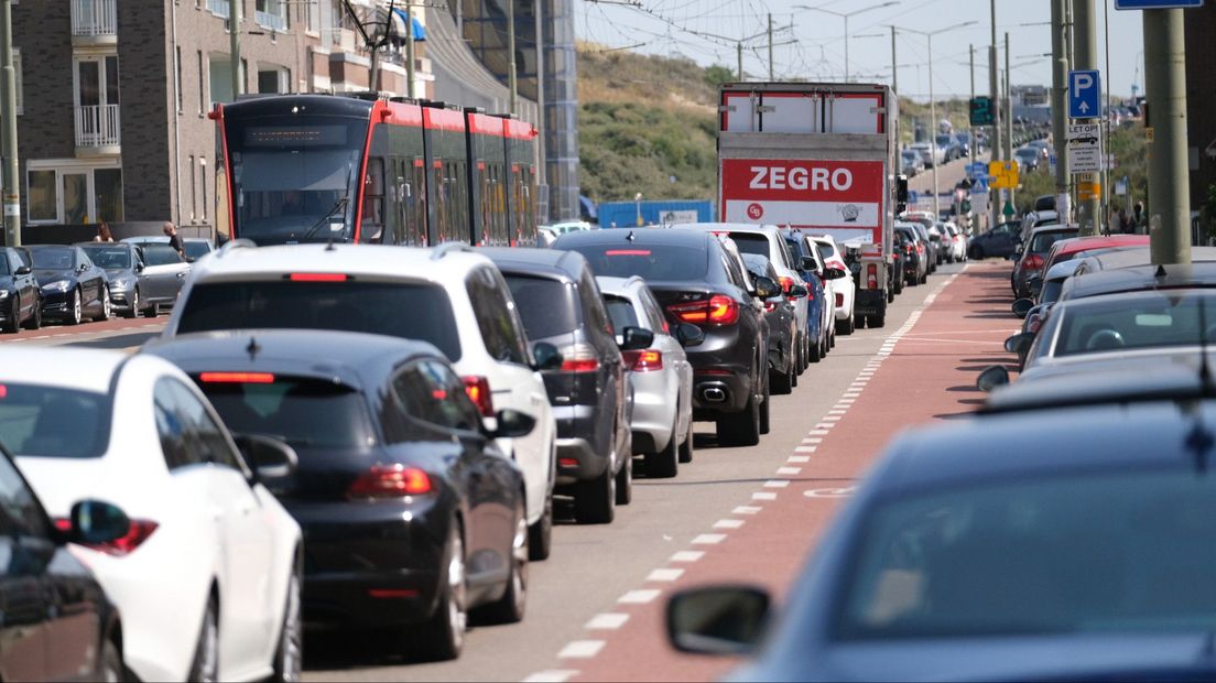 Richting het strand van Scheveningen staan lange files