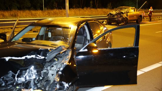 Autos zwaar beschadigd na botsing op snelweg | Explosie bij rolluik van café. Autos zwaar beschadigd na botsing op snelweg | Explosie bij rolluik van café.