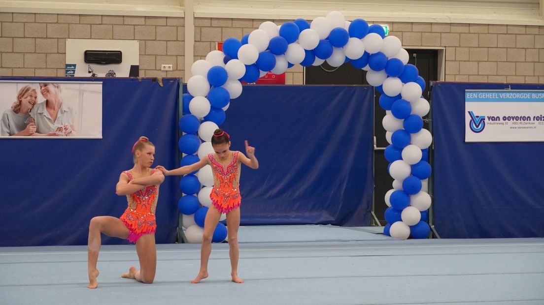 Acrogymnasten halen allerlei acrobatische toeren uit