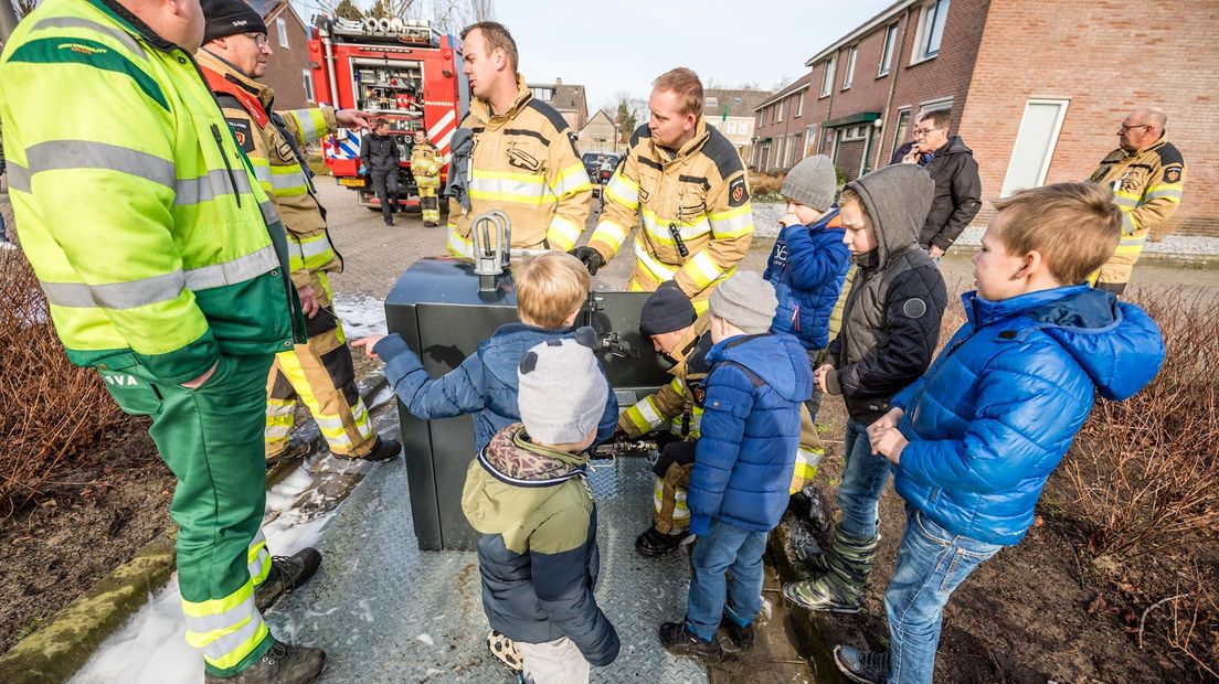 Interesse van kinderen voor bluswerkzaamheden brandweer