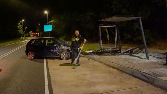 Fietspad vol glasscherven na flinke aanrijding met bushalte. Fietspad vol glasscherven na flinke aanrijding met bushalte.