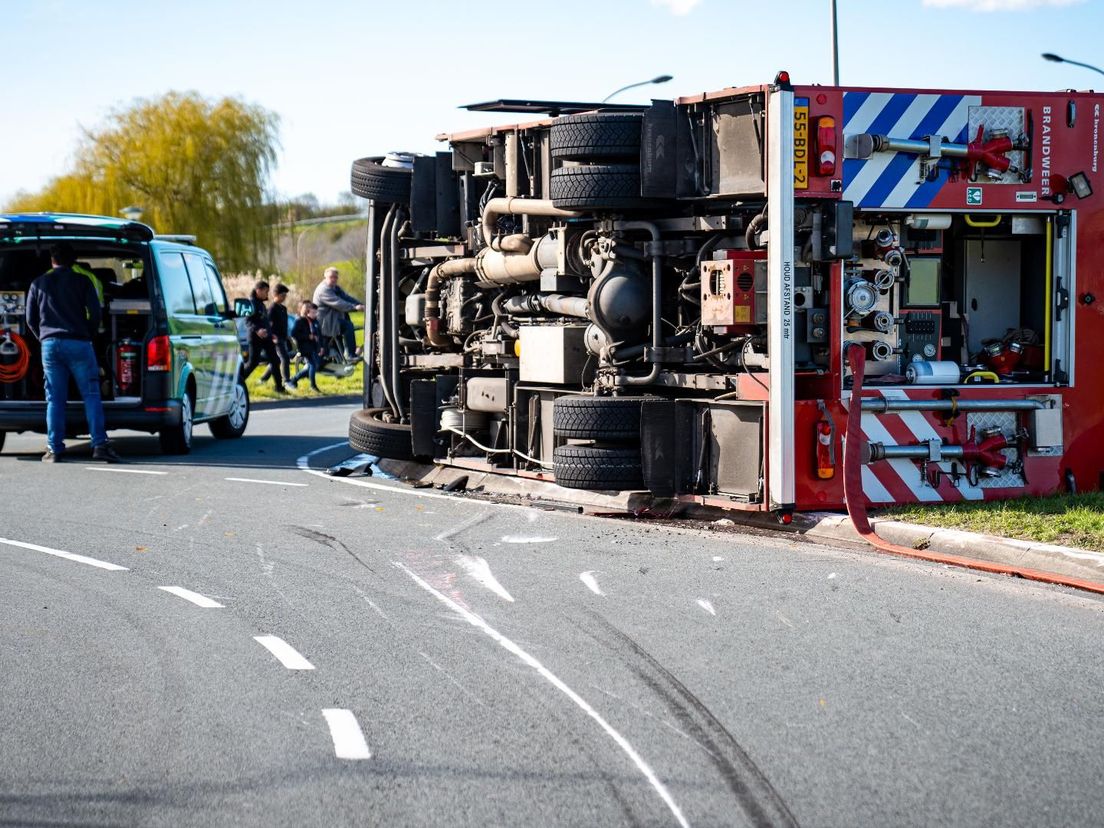 Brandweerwagen kantelt in Barendrecht