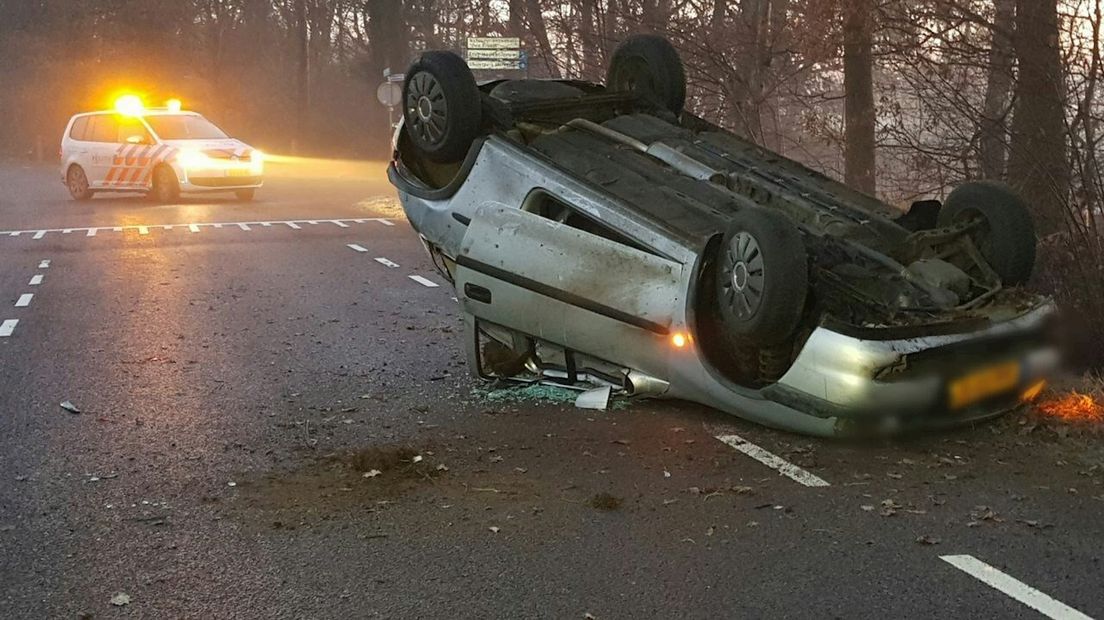 Auto vliegt over de kop vanwege gladheid