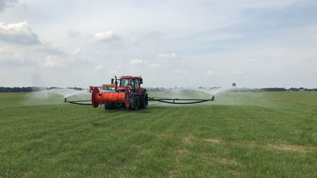 Loonwerker Wouter Rozendaal uit Beilen met een zelfgebouwde beregeningsmachine