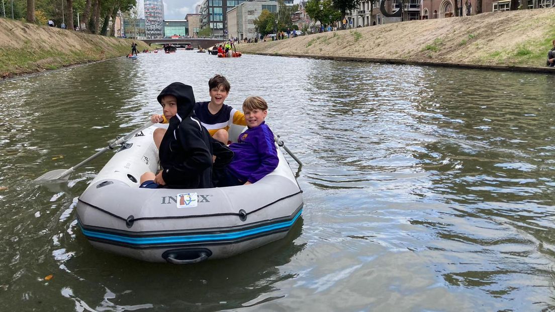 Deze drie jongens trotseerden de singel op een rubberboot
