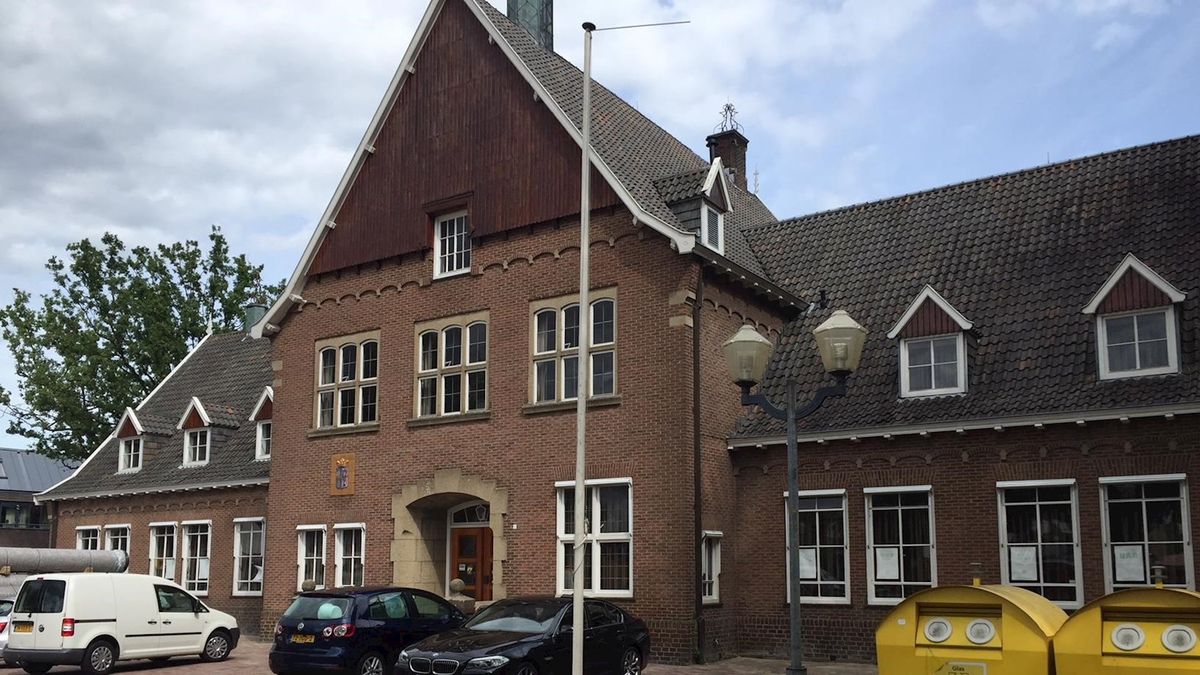 Aanbouw aan achterkant gemeentehuis Weerselo wordt komende maand gesloopt