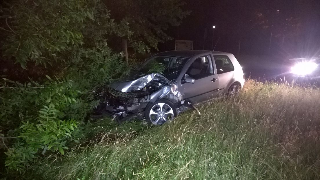 Auto rijdt in een bocht rechtdoor