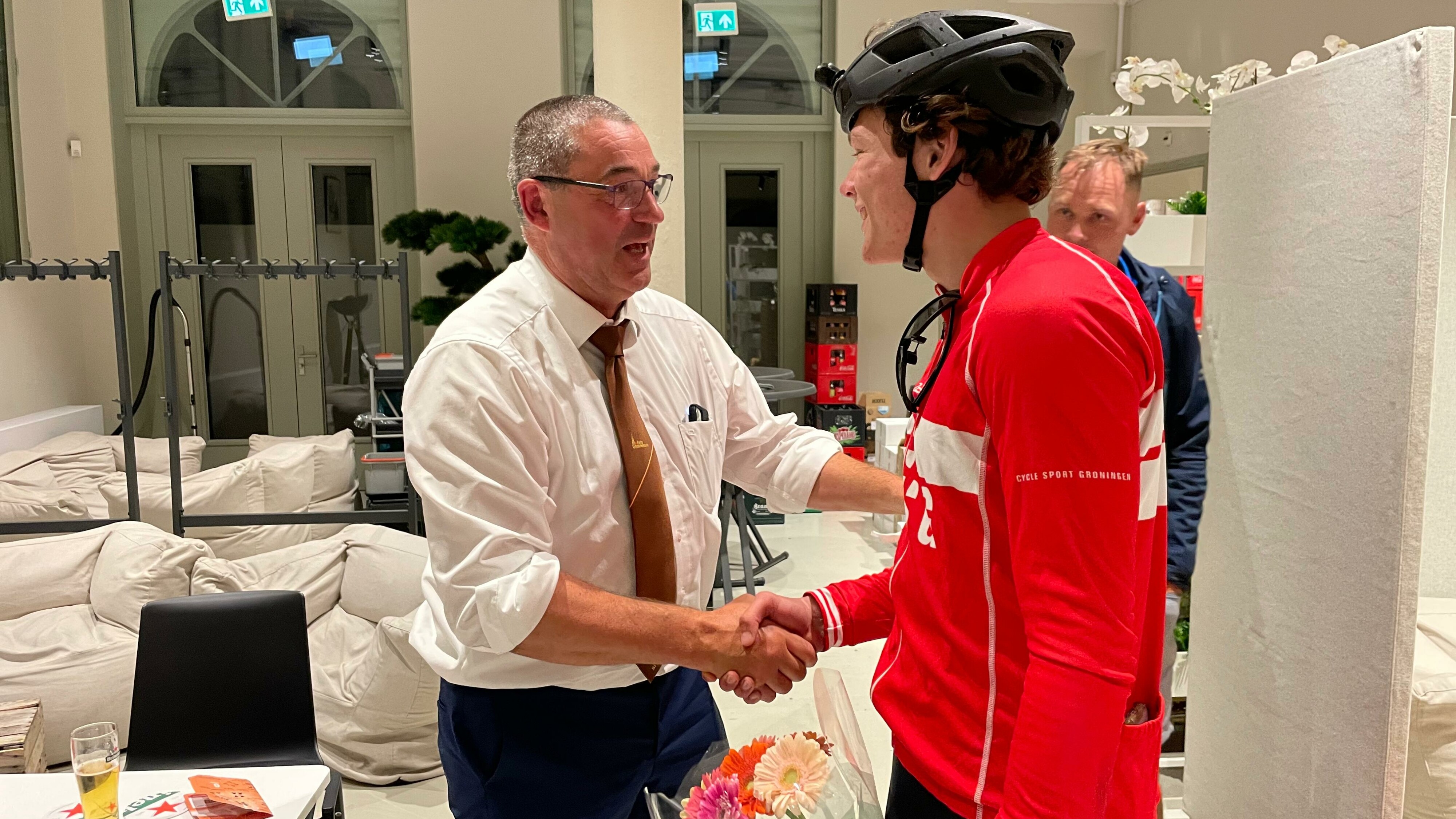 Sven Wind gefeliciteerd door voorzitter Stephan Rekker