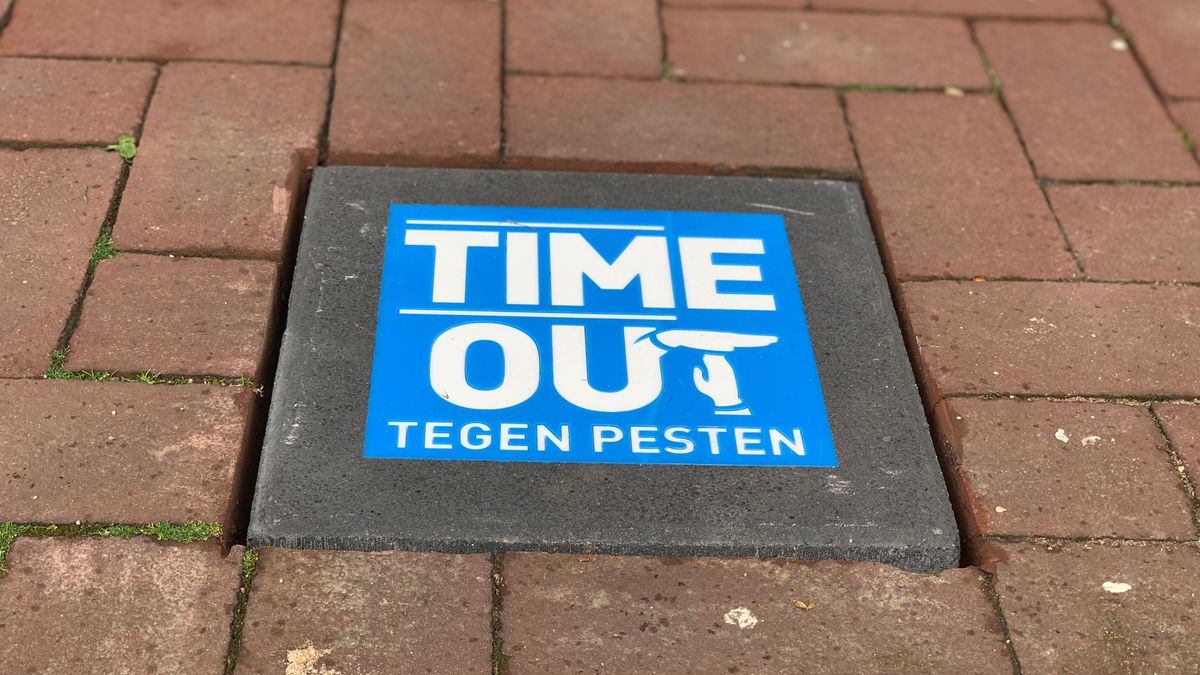 Tim (20) stapte vanwege pesterijen uit het leven, nu liggen er voor Twentse politiebureaus tegels te