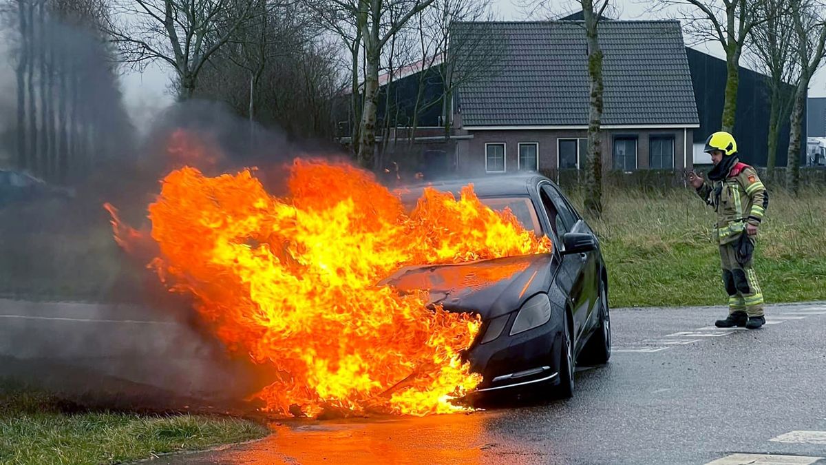 Auto vliegt in brand onder het rijden in Wissenkerke