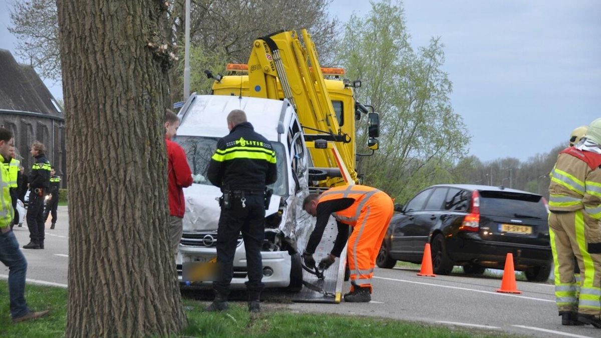 Auto botst tegen boom: N351 bij Kuinre korte tijd afgesloten