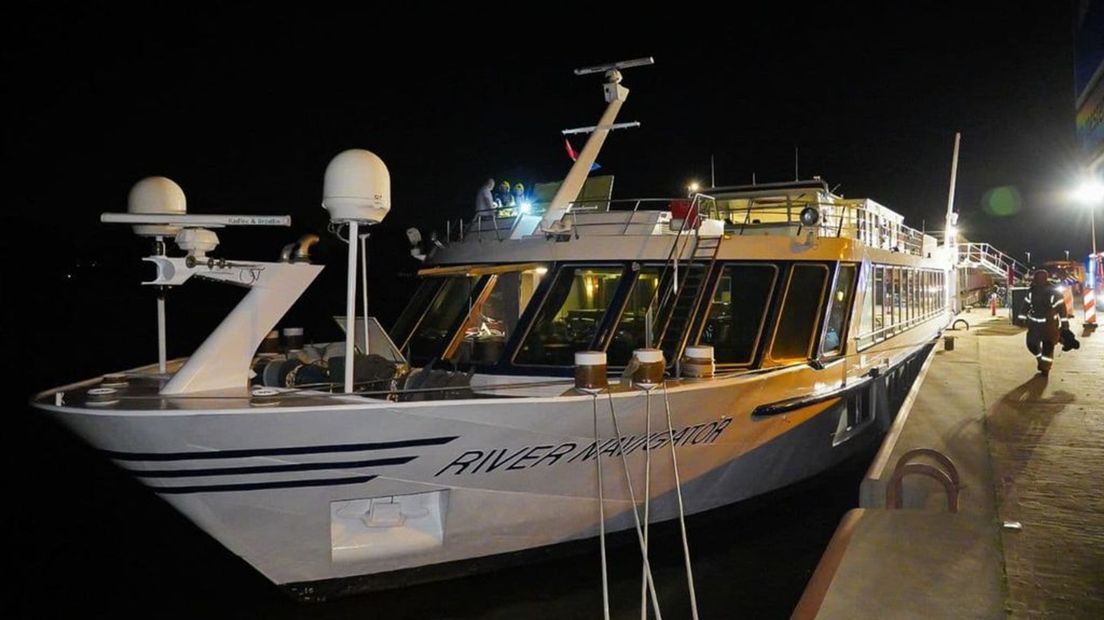 Het cruiseschip werd 's nachts ontruimd.