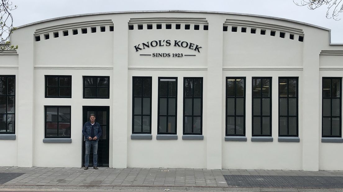 Directeur Edwin Knol van Knol's Koek hoopt in juni weer op bedrijvigheid in zijn koekenbakkerij.