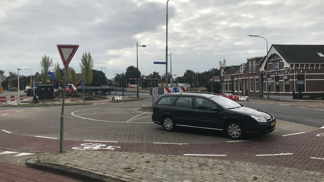 Het is nog even uitkijken geblazen voor fietsers op de noodrotonde in de Rolderstraat (Rechten: Margriet Benak / RTV Drenthe)
