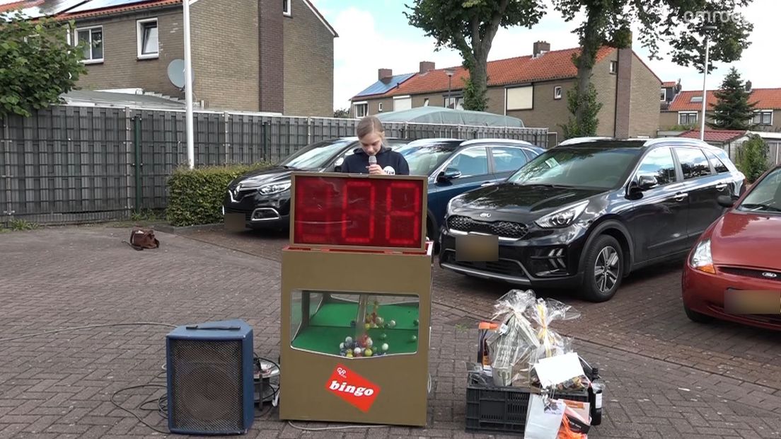De bingo werd op veilige afstand georganiseerd.
