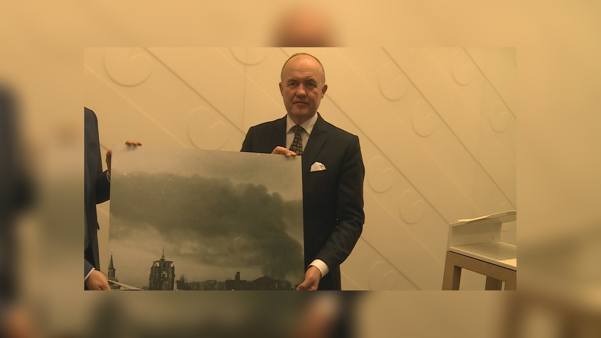 Arno Brok met één van de foto's