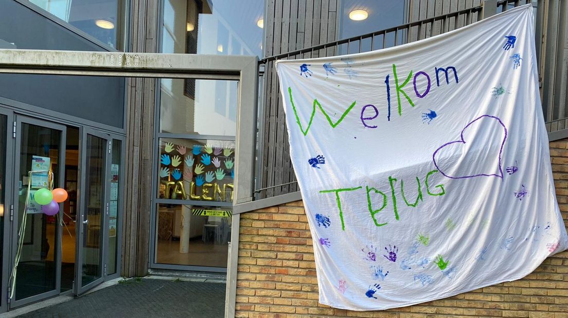 De kinderen worden op een feestelijke manier welkom geheten