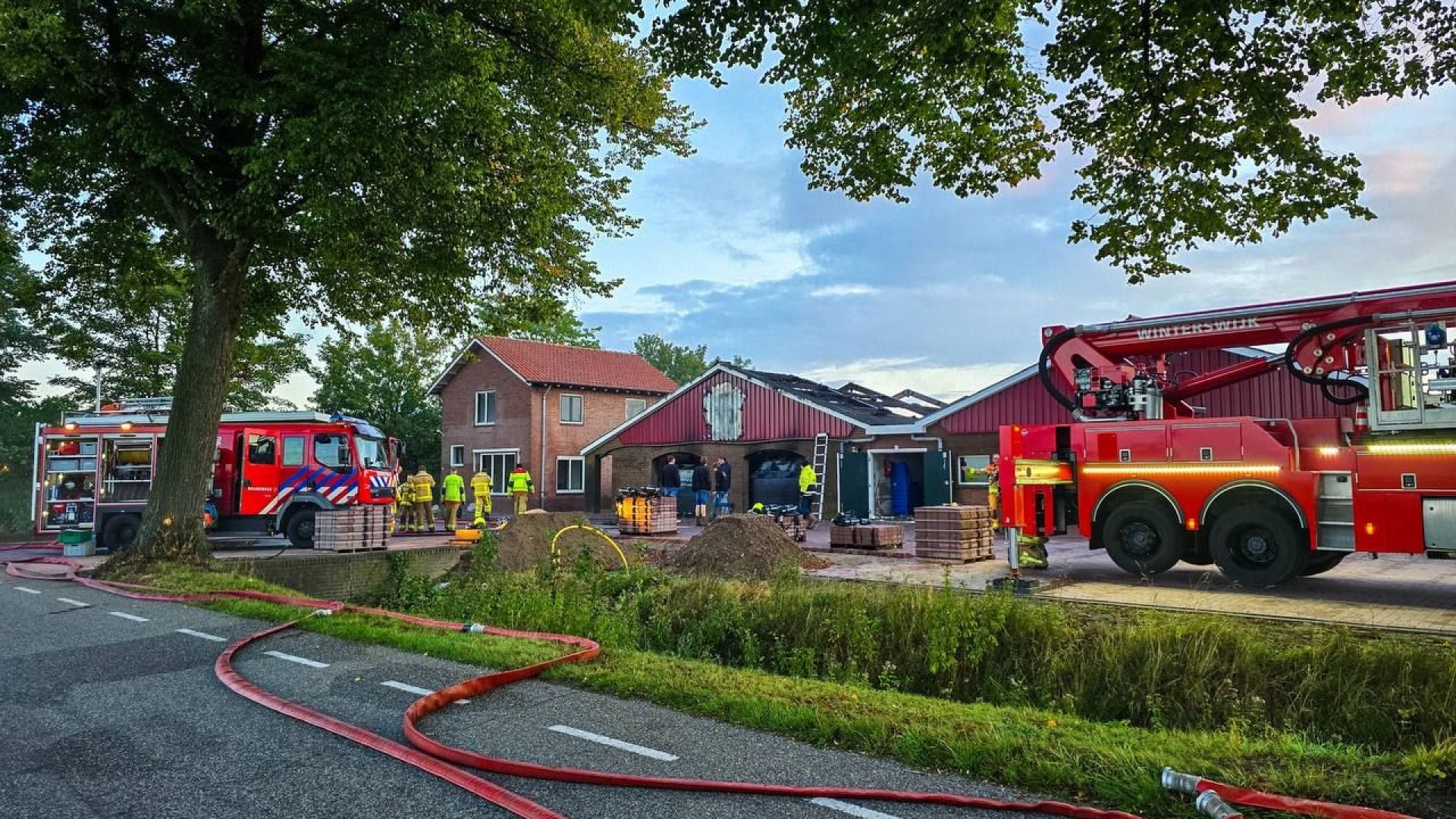 De brand is uit, maar de brandweer is vrijdagochtend nog wel bezig met werkzaamheden.