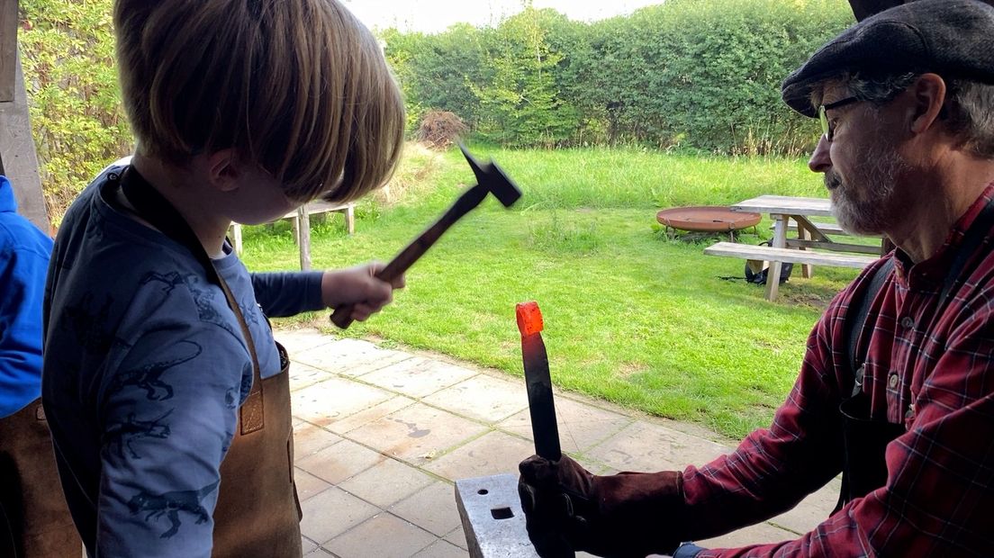 Lev hamert met hulp van Erik op zijn nog gloeiende bijl in wording