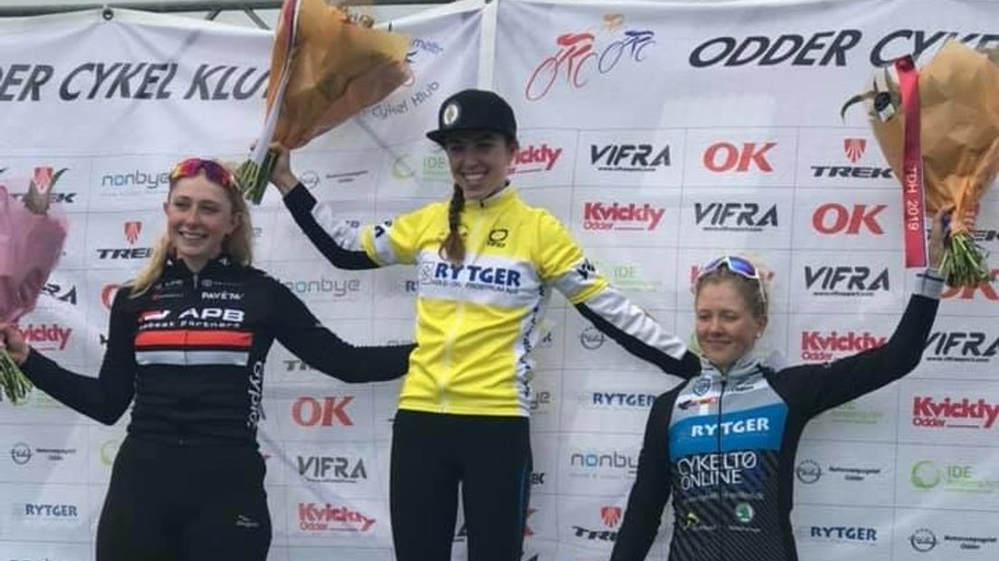 Shirin van Anrooij op het podium in de gele leiderstrui