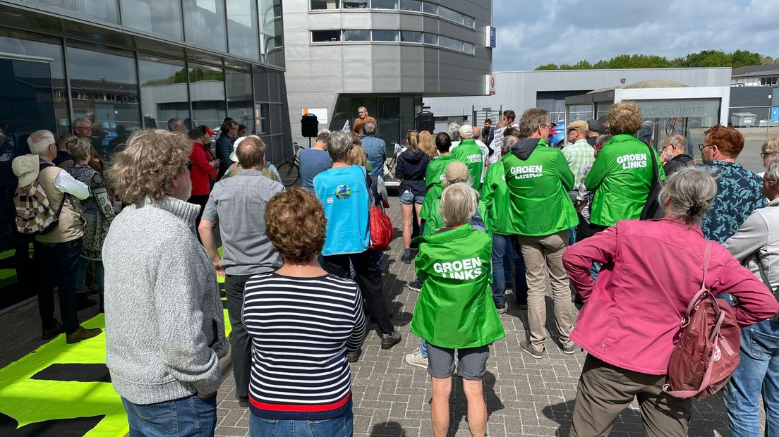 Zestig tot zeventig mensen kwamen bij de manifestatie bij Groningen Airport Eelde