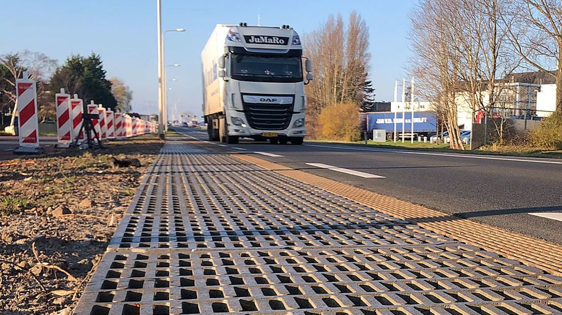 De geluidsdempende steen langs de N223.