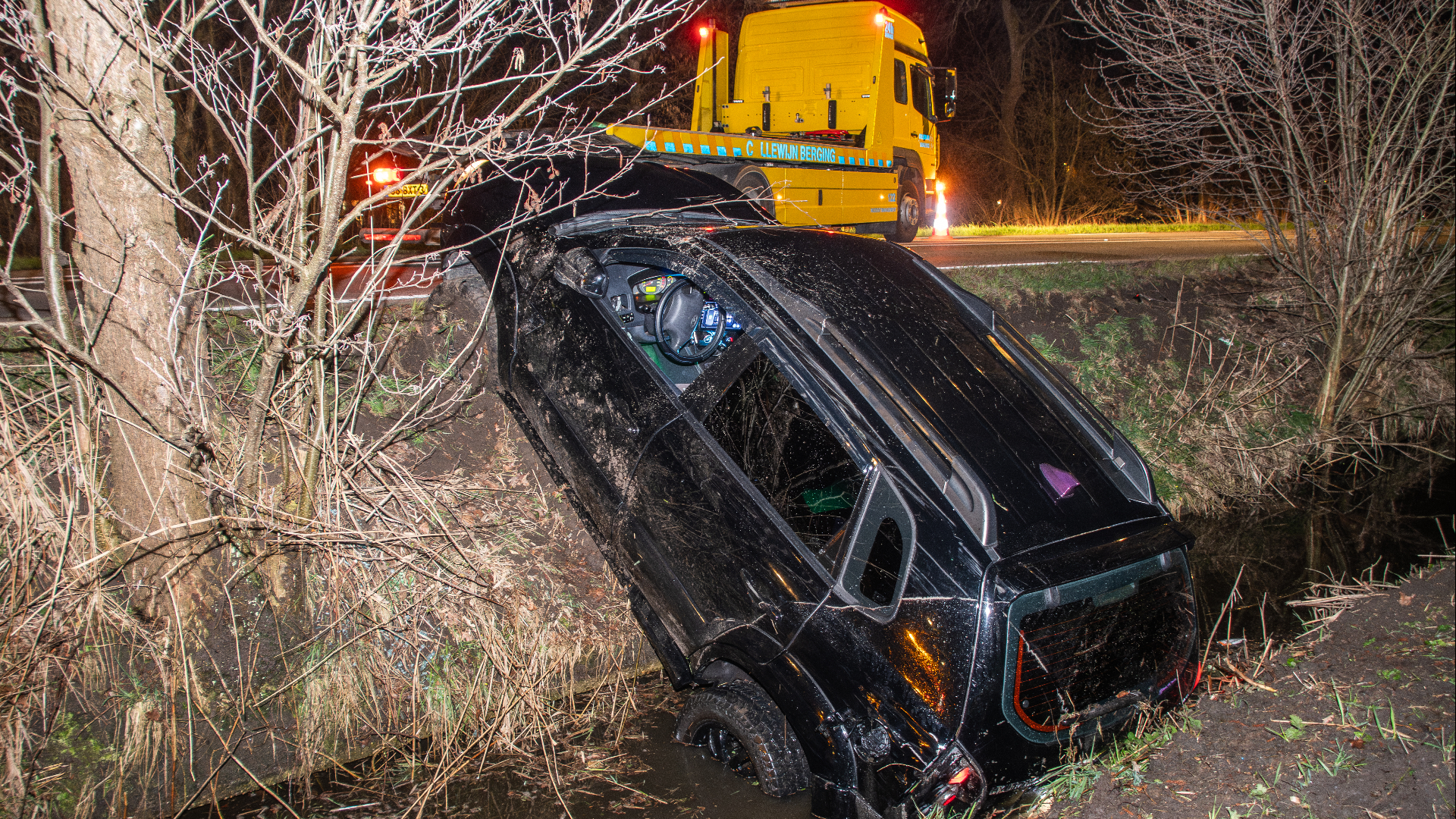 Auto komt in sloot terecht tussen Harmelen en Woerden