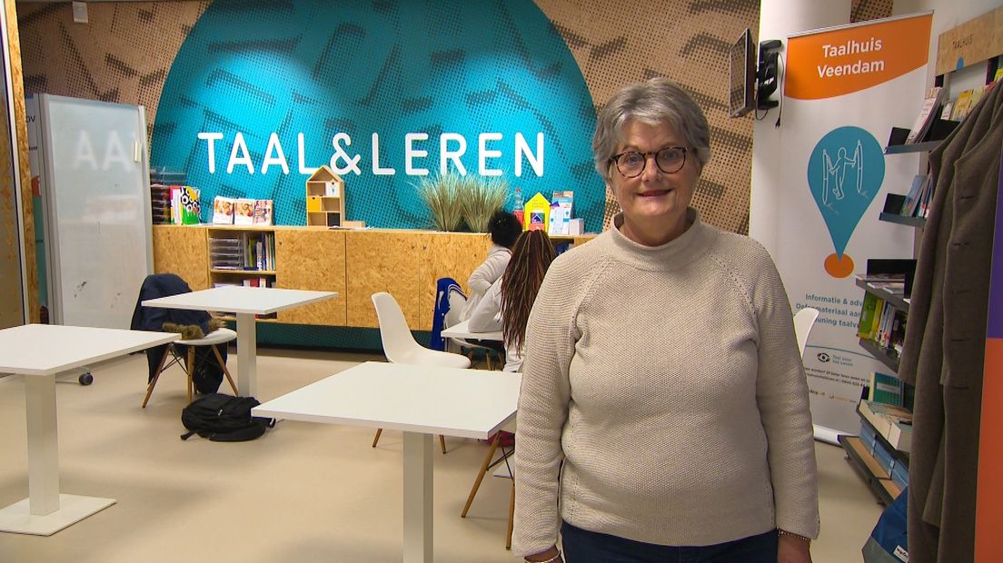 Heidi Drissen in de bibliotheek van Veendam