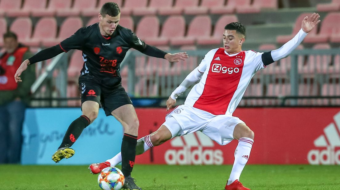 Nick Venema duelleert namens Jong FC Utrecht