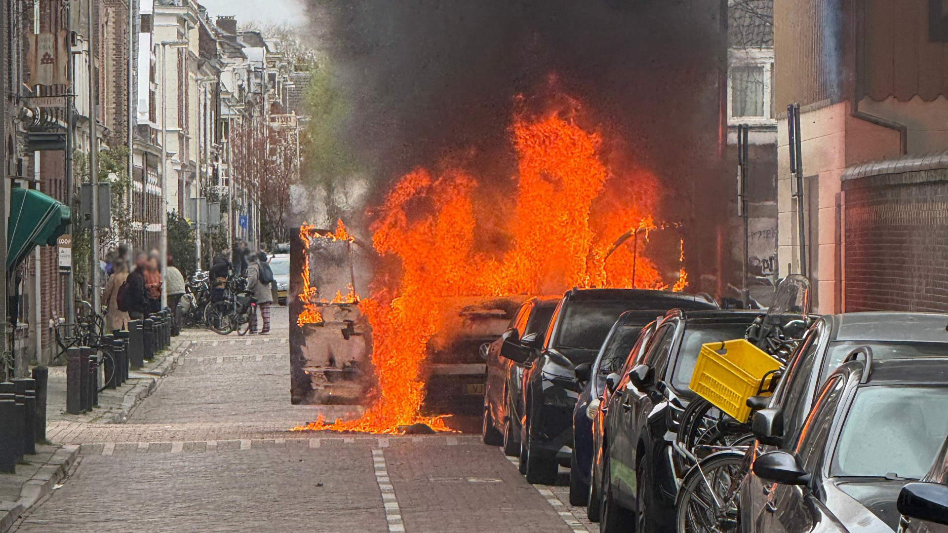Bestelbus in brand, rookpluim boven Utrecht te zien
