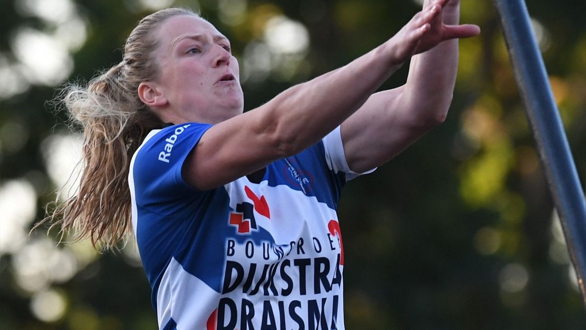 Marrit van der Wal haar laatste kunstje: het NK fierljeppen in IJlst