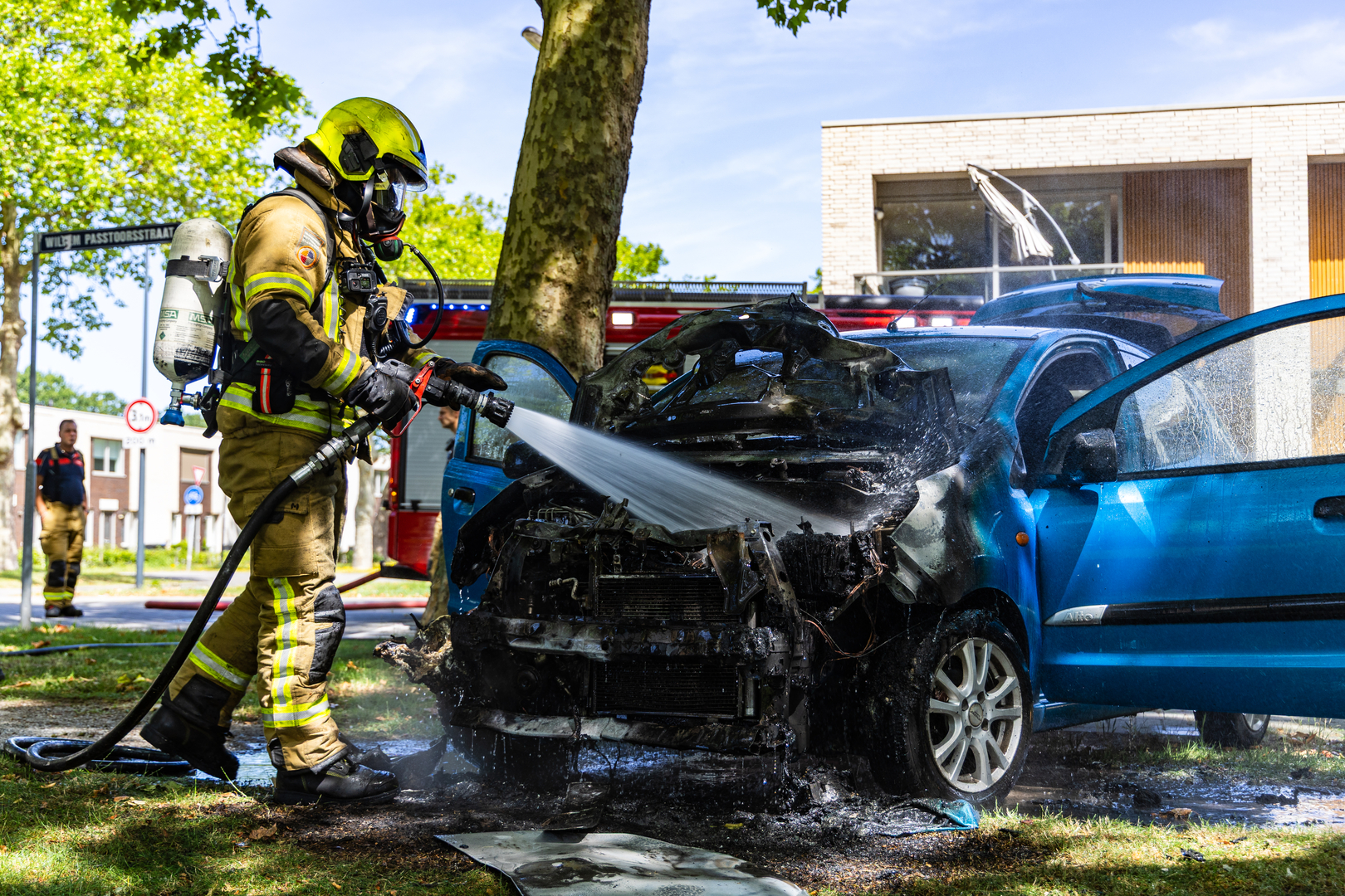 Van de voorkant van de auto is weinig over.