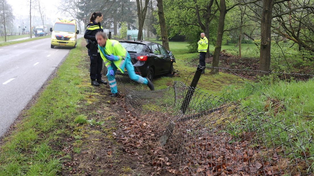 Auto van de weg in Ommen