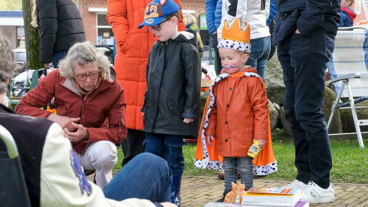 Zo verliep Koningsdag buiten Emmen: Peize kleurt oranje, stilte in Oranjedorp