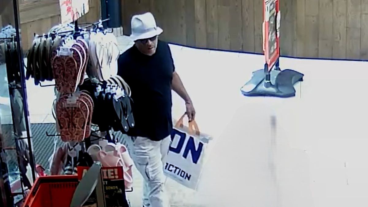 Man met vissershoedje loopt Kruidvat Zwolle uit met gaptas vol buit